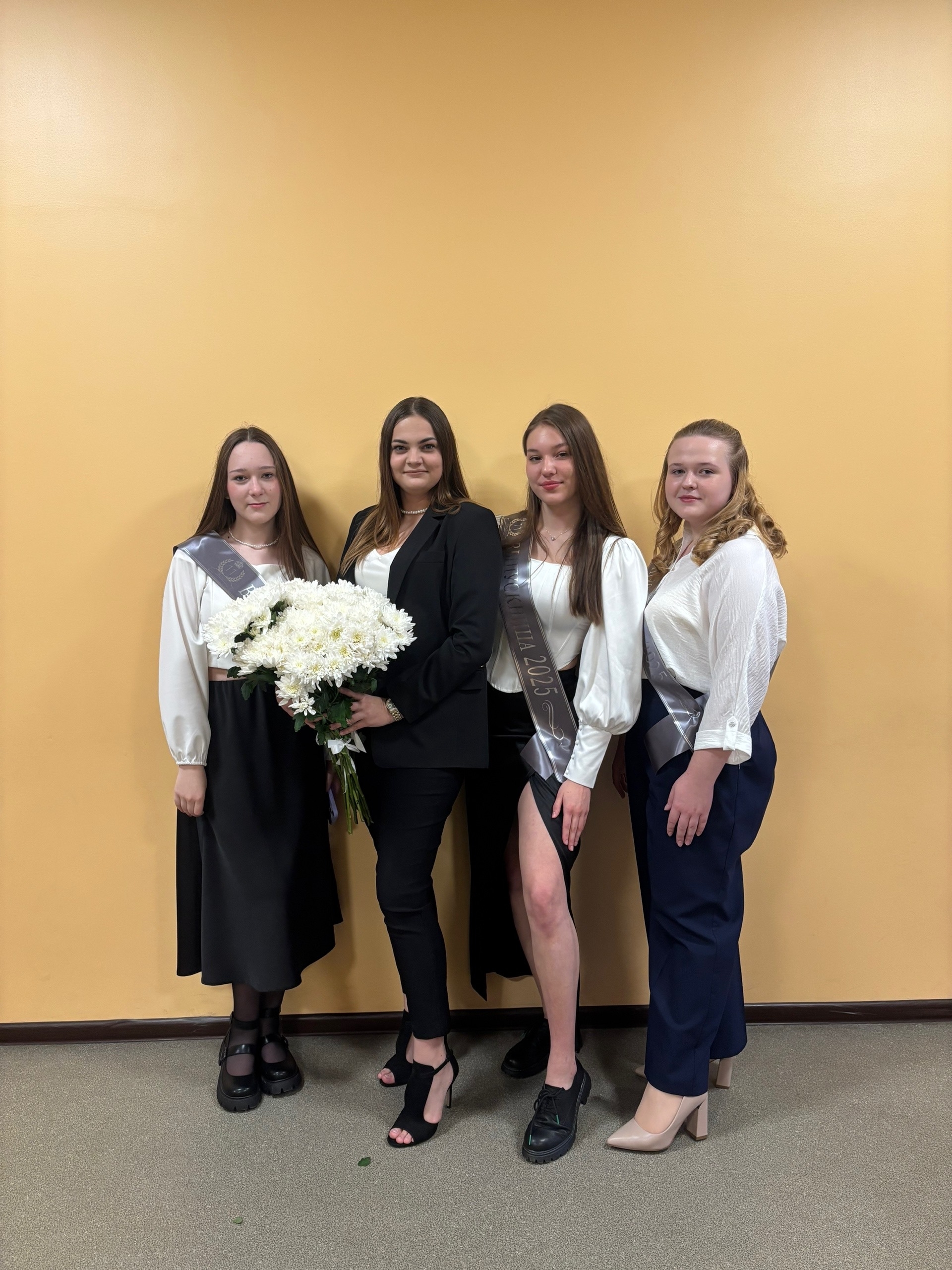 Фото с выпускниками