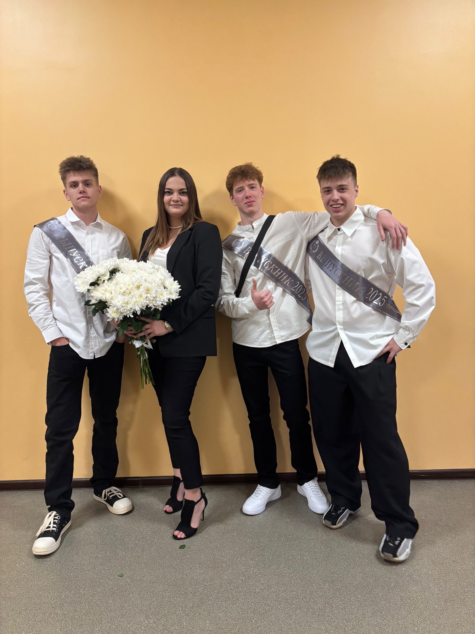 Фото с выпускниками